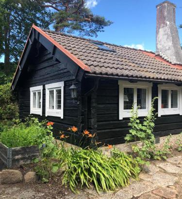 Angelholm House | Havsnära 1700-tals Timmerstuga