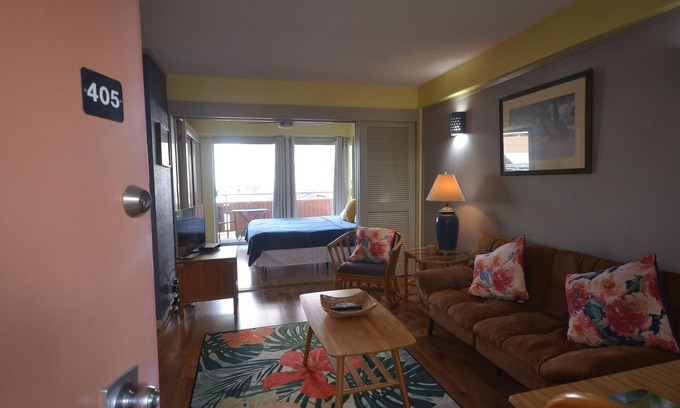 McCully - Moiliili Apartment | Hawaiian King 405 1-Bedroom, King Bed and Sleeper Sofa, Pool and BBQ Grill