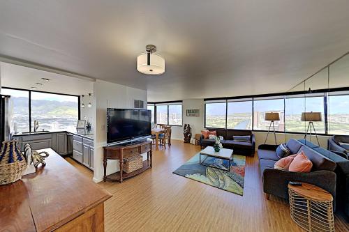 McCully - Moiliili Apartment | Hawaiian Monarch 203 condo
