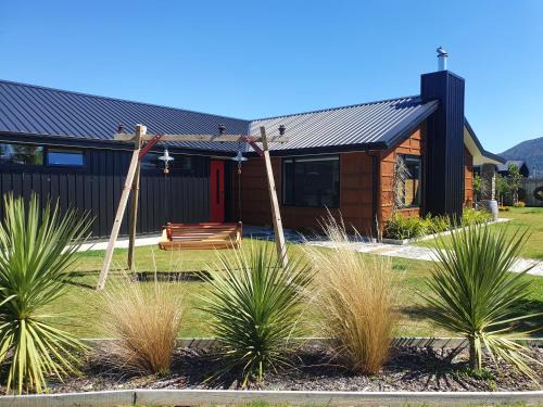 Lake Hawea House | Hawea Heaven: Superking beds + Hot Tub + Mountain