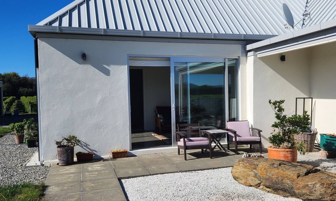 Hawkesbury Apartment | Hawkesbury Oaks Vineyard accommodation. Quiet apartment surrounded by vines.