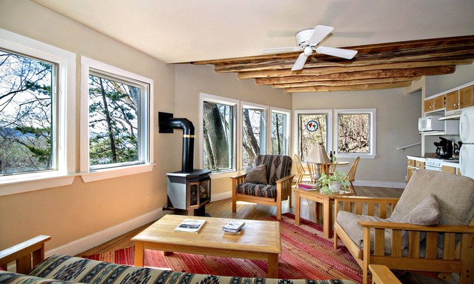 Fountain City Cabin | Hawks View's Cooper’s Hawk Cottage