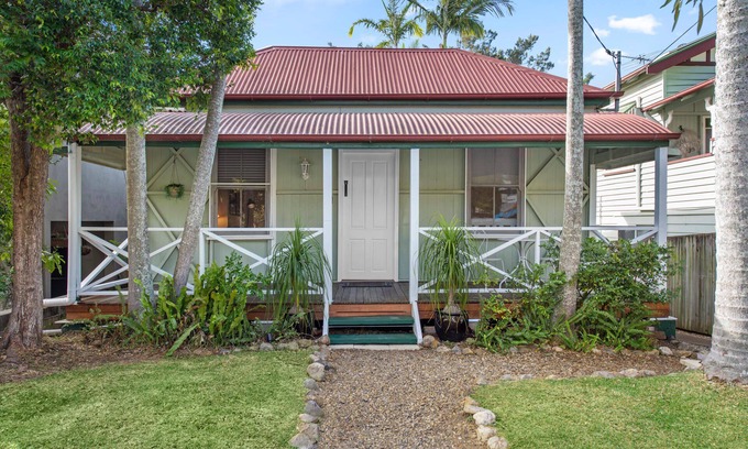 Hawthorne House | Hawthorne on the Park (the original) entire home with park access & leafy view