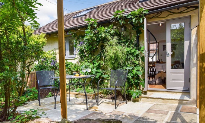Ozleworth Cottage | Hayloft at Walnut Farm - sleeps 2 guests in 1 bedroom