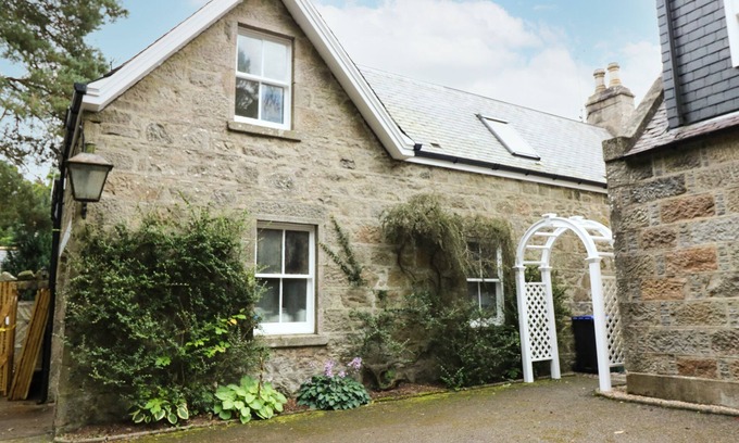 Old Deer Cottage | HAYLOFT, pet friendly, with a garden in Mintlaw