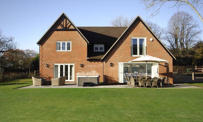 Highmoor Cross House | Hayward House - Hot Tub + Large Garden