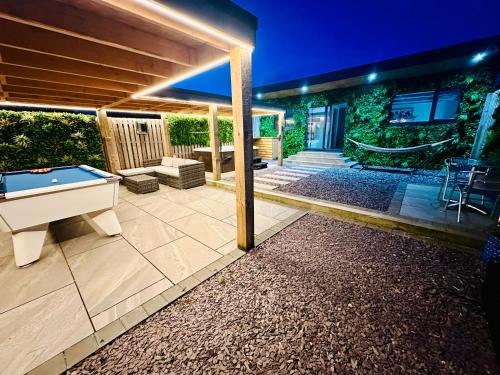 Galston Ski Chalet | Hazells Lodge Farm Stay Sleeps 2 Undercover Hottub and Pool Table