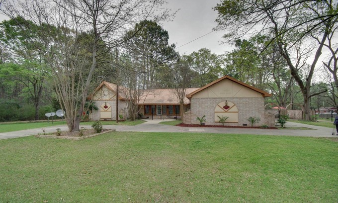 Hazlehurst House | Hazlehurst Vacation Rental w/Shared Yard!