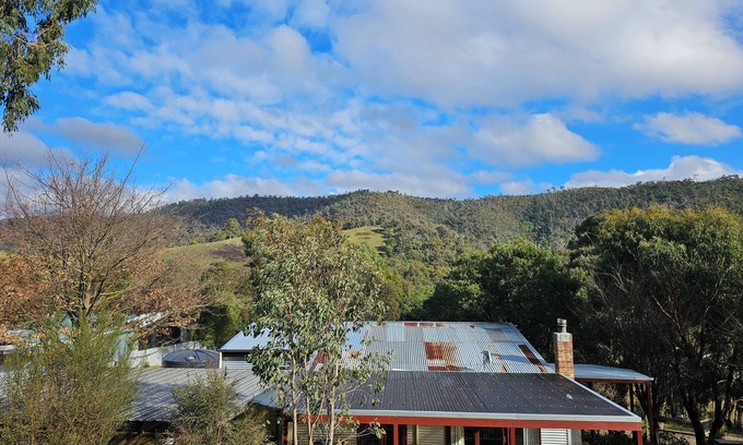 Flowerdale House | Hazy Hill Estate, a renovated Miners Cottage, surrounded by nature