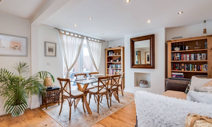 Headington House | Headington Orchard - 3 Bedroom House & parking & garden