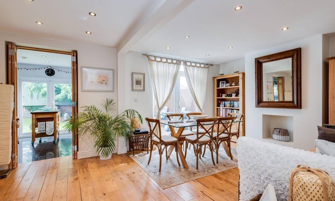 Headington House | Headington Orchard - 3 Bedroom House & parking & garden