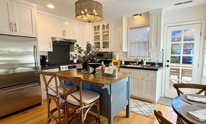 Healdsburg House | Healdsburg Plaza Charmer w/Hot Tub!