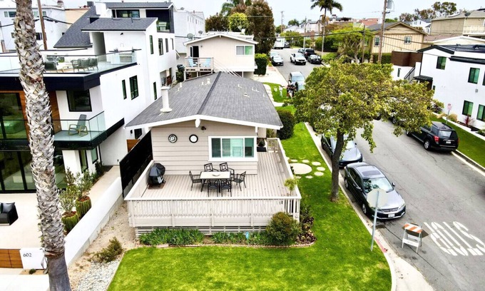 Corona del Mar House | Heart of Corona Del Mar! 10 minute walk to the beach/Steps to downtown!
