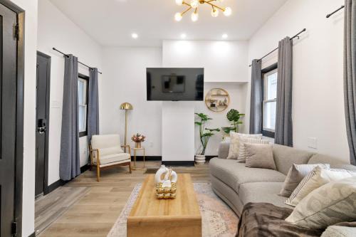 Pittsburgh House | Heart of Downtown, 5 mins to Andy Warhol Museum, Parking Available, Private Fenced Backyard, Smart TV, Washer and Dryer in Unit