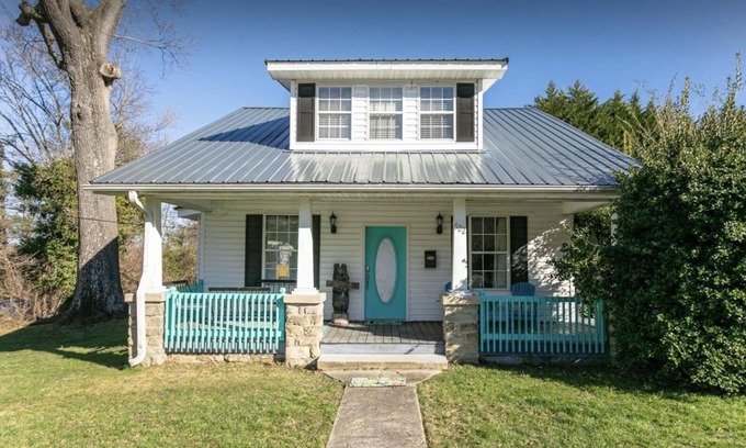 Hendersonville House | Heart of Hendo {5 BEDS }