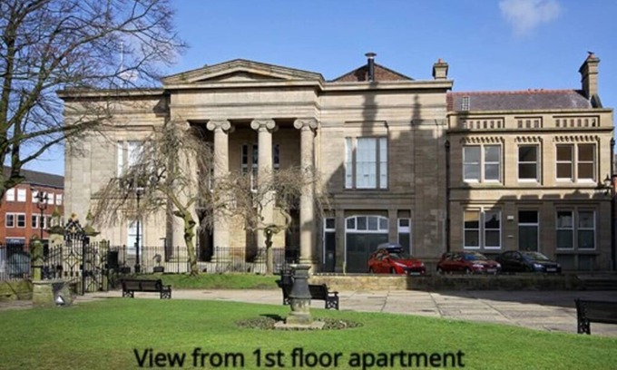 Macclesfield Condo | Heart of Macclesfield 2 Bedroom Grade II Apartment