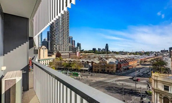 Carlton South Apartment | Heart of Melbourne - Comfort, View, and Value