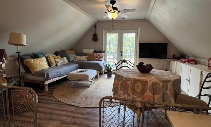 Northeast Virginia Beach Apartment | Heart of Old beach, outdoor porch overlooking the garden,