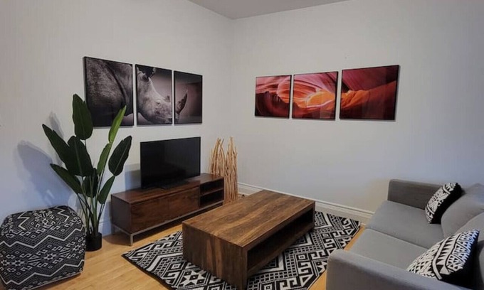 Plateau Mont Royal Apartment | Heart of Plateau Mont Royal Cozy Apartment