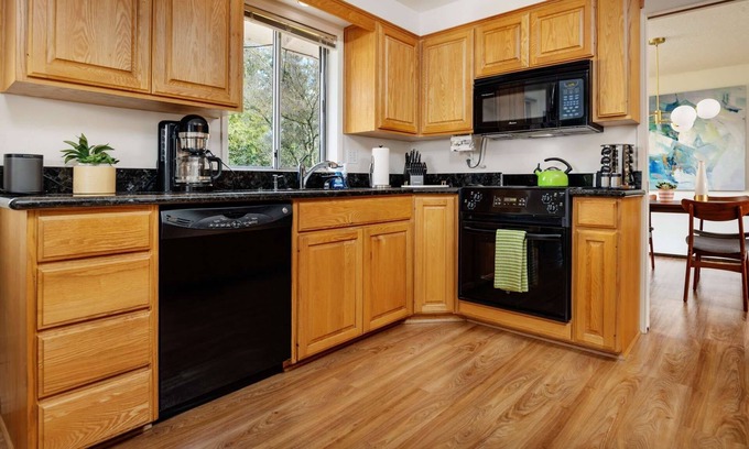 Harlow House | Heart of the Pacific Northwest, Pet Friendly, Short Walk to Autzen, Outdoor Patio & Ping Pong Table