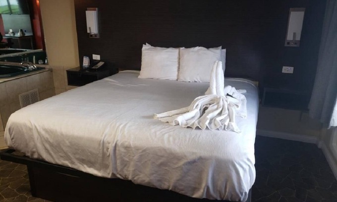 Henderson Hotel | Heart Shape Jetted Tub King Bed at Envi Boutique Hotel