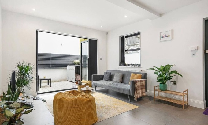 Southfields Apartment | Heart Warming 1 Bed Apt with Private Patio