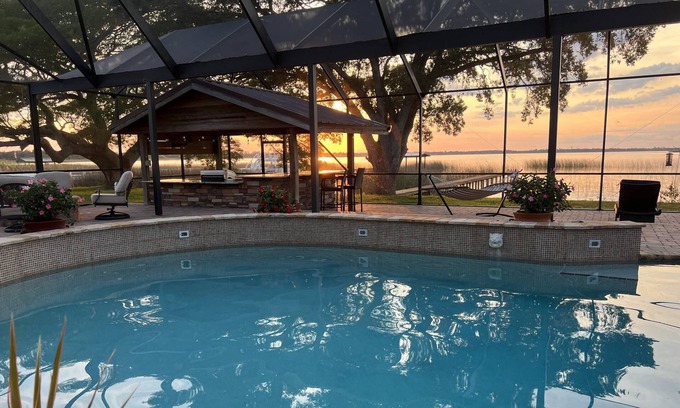 Lake Hamilton House | Heated Pool Backyard Fun | Kayaks | Boat Dock | Lake Access | Theater Room | EV Charger Theme Parks