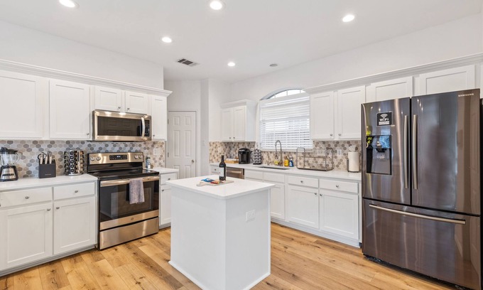 Allen House | Heated Pool, Epic Game Room and Massage Chair
