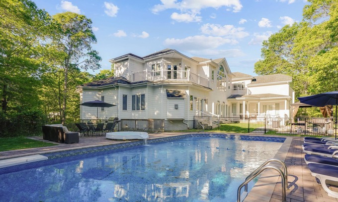 Hampton Bays House | Heated Pool + Hot Tub - Luxe 7BR Villa