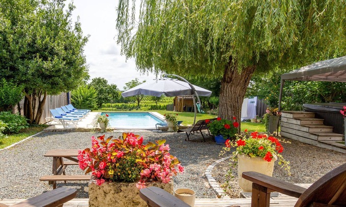Monbazillac Villa | Heated pool, jacuzzi, vineyard views. Walk to restaurant, market, wine tasting