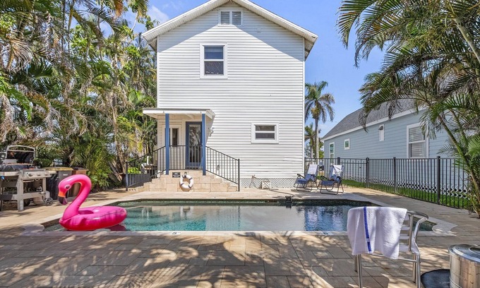 Historic District House | Heated Pool, Outdoor Dining & Grill, Near the Beach - Heart of Punta Gorda - Roelens
