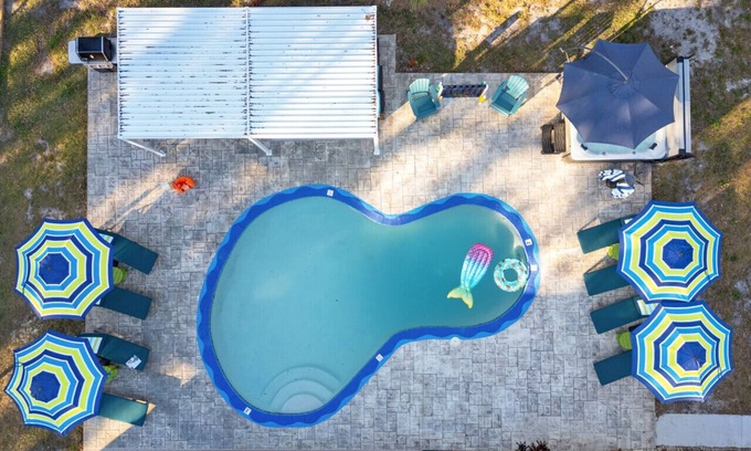 Town N County Park House | Heated Pool, Pickleball, basketball, putting green -3 King beds