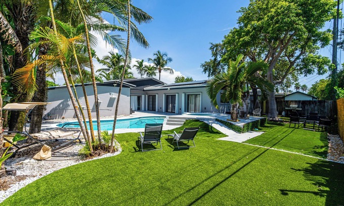North Miami Beach House | Heated Pool Tropical Backyard 3BR, 12 min to Ocean