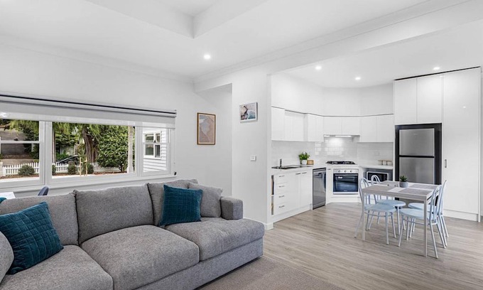 Frankston House | Heatherhill Cottage - Mornington Peninsula Gateway