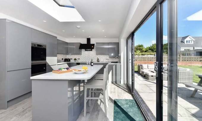 Southgate House | Heatherslade House - Free Hot Tub, Dog Friendly