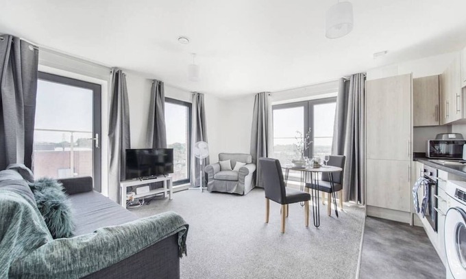 George Green Apartment | Heathrow Gateway Apartment with Balcony & Parking