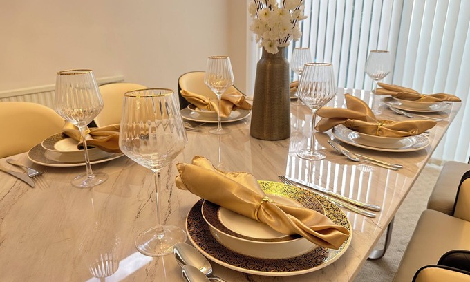 Cranford House | Heathrow Retreat: Luxury 6 bedroom stay (Near Heathrow)