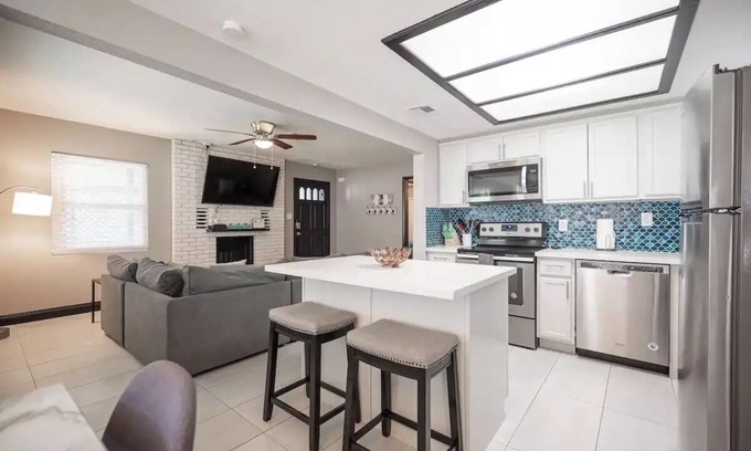 Townsite House | Heavenly 4 bedroom, walk to shopping & downtown!