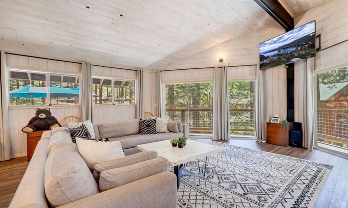 Tahoe Village House | Heavenly Retreat | Master Suites-Hot Tub| Sleeps10