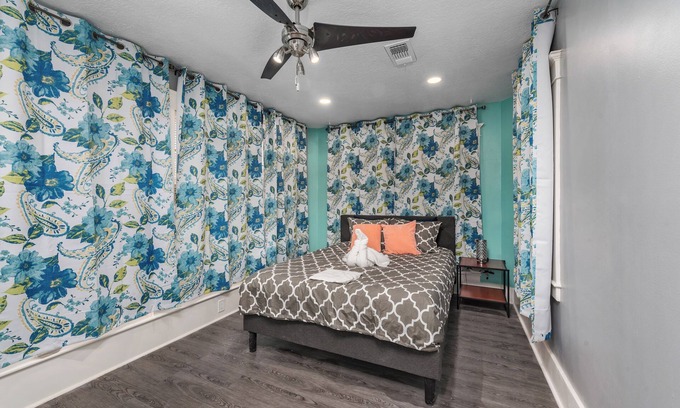 Houston Heights House | Heights 3-bedroom House w/King Beds & Free Park