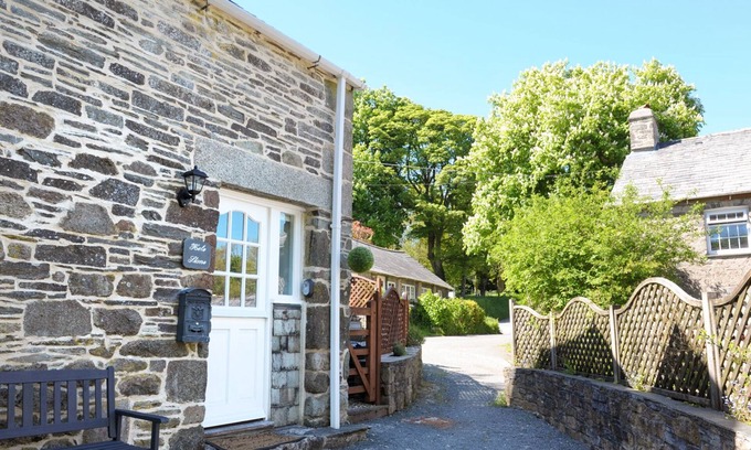 Trewen Cottage | HELE STONE COTTAGE, pet friendly, with a garden in Polyphant
