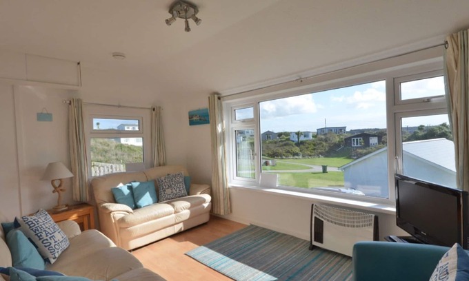 Hayle Cottage | Heloan is a beach chalet which offers comfortable living space for up to six guests