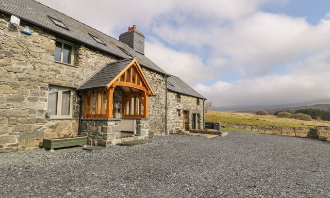 Capel Celyn Cottage | HEN DY CRAIG YR RONWY, pet friendly, with hot tub in Bala
