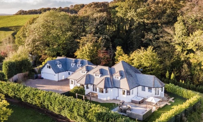 Fence House | Hen Haven Manor – Celebration Retreat with Hot Tub & Outdoor Bar!