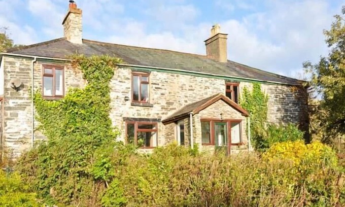 Denbigh Cottage | HENDRE ALED FARMHOUSE, pet friendly, with open fire in Llansannan