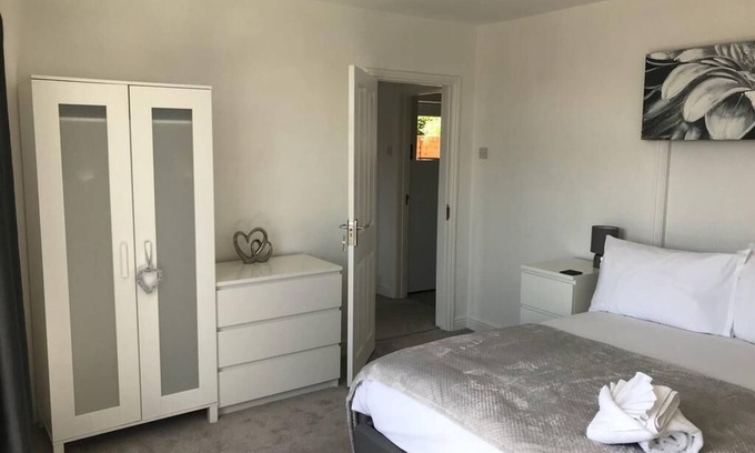 Hereford House | HEREFORD - Raven House - 4 Bedroom House West of City with Parking - Sleeps 7
