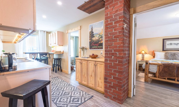 Ramsay Apartment | heritage charm, 5 min to DT with A/C