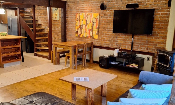 Gastown Apartment | Heritage Gastown Loft w/Hot Tub & Steam Room