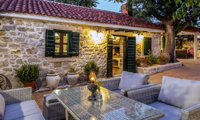 Polaca Hotel | Heritage Hotel & Estate Raznjevica Dvori AD 1307