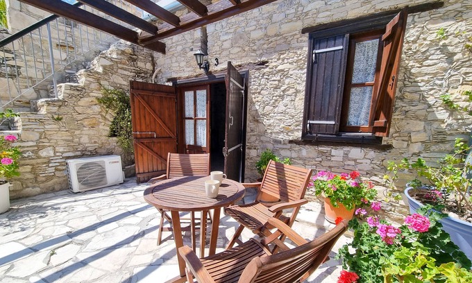 Skarinou Apartment | Hermes Pool Apartment